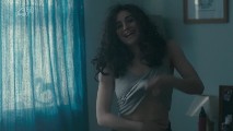 Yasmin Paige in "Glue"